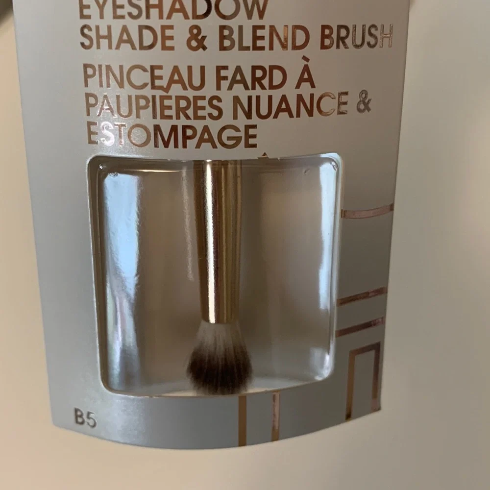 Flower Eyeshadow Shade And Blend Brush Dual Ended Design Two Brushes In One